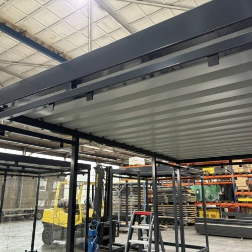 Rookoverkapping Myla Standaard 52 In onze productiehal. De onderkant van het dak van de rookabri Myla 2x2m. Degelijk Nederlands fabricaat